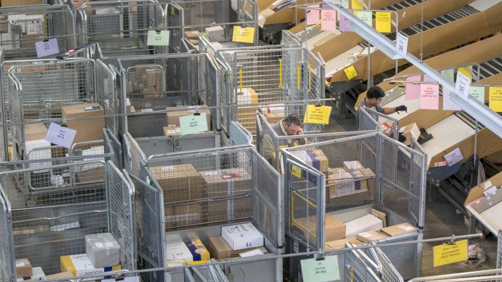 Die Post befördert dank dem E-Commerce-Boom immer mehr Pakete. Allein im Paketzentrum Härkingen wurden seit 1999 eine Milliarde Päckli sortiert. (Archivbild)