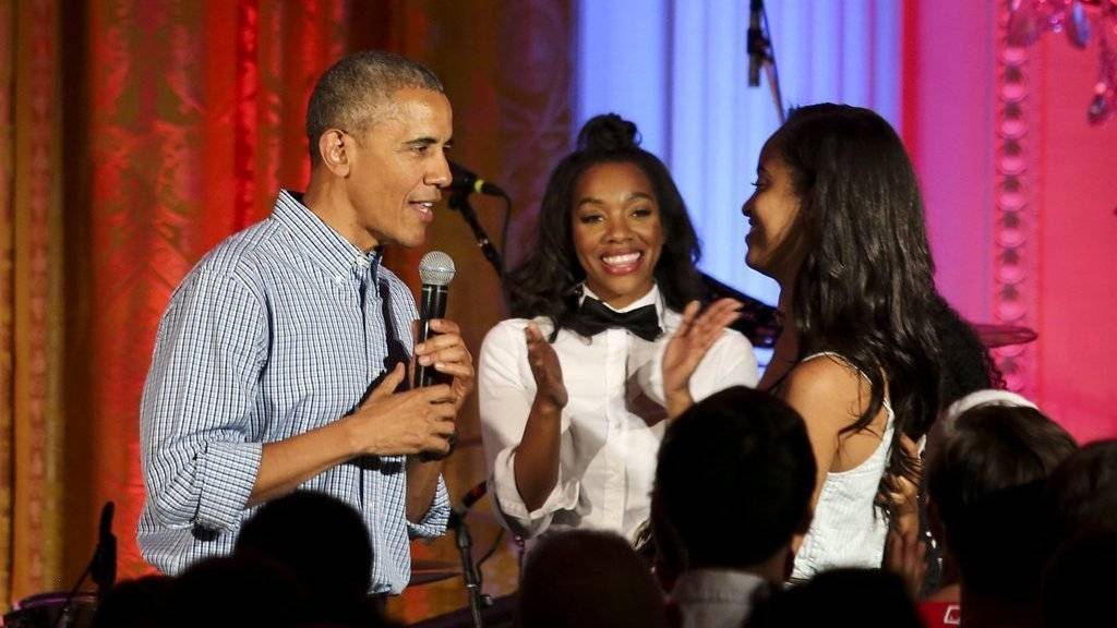US-Präsident Barack Obama (l) singt seiner Tochter Malia (r) «Happy Birthday» während deren Geburtstagsfeier im Weissen Haus in Washington (Archiv)