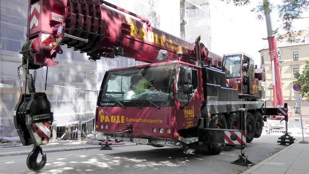 Der 48 Tonnen schwere Autokran vor einer Baustelle - in der Nacht zum 19. März wurde der Kran gestohlen.