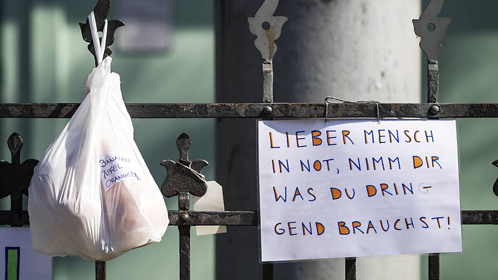Der Gabenzaun in Zürich, fotografiert im April 2020. Die Initianten wollen damit während der Corona-Krise Bedürftigen helfen.