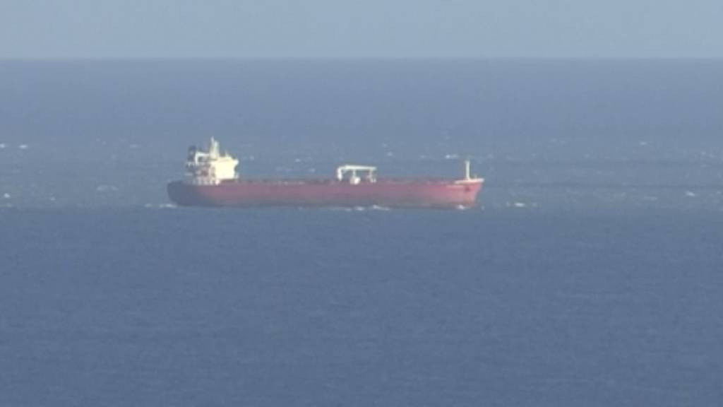 Das Standbild aus einen SKY-Video zeigt den Öltanker vor der britischen Isle of White. Foto: -/Sky News/AP/dpa