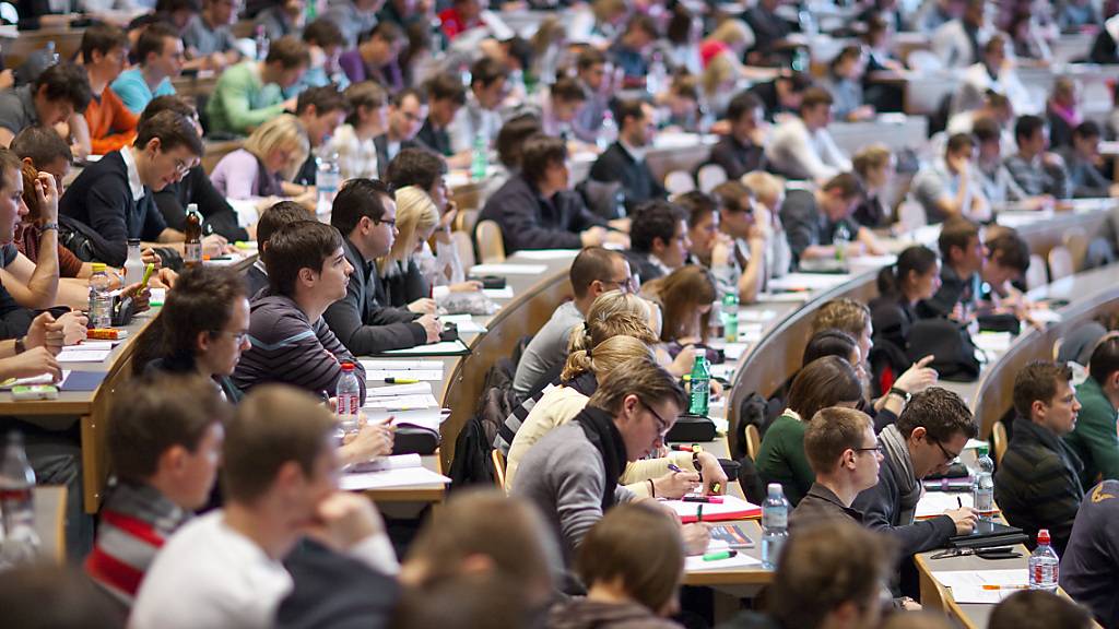 Vertreterinnen und Vertreter der Wissenschaft kritisieren die Absicht des Bundesrates, bei den Geldern für Bildung und Forschung zu sparen. Denn die Zahl der Studierenden an den Hochschulen steigt. (Archivbild)