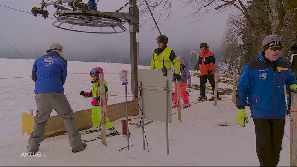 Obwohl der Schnee schmilzt, verzeichnen die Schlittelpisten viele Besucher