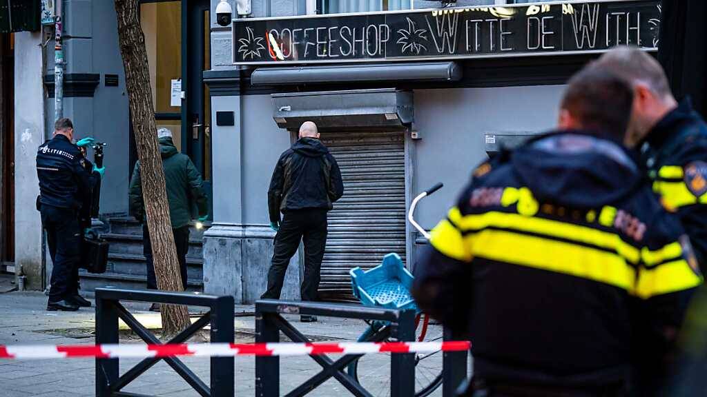 ARCHIV - Einsatzkräfte der Polizei untersuchen einen Explosionsort. Ein rasanter Anstieg von Sprengstoffanschlägen im Drogenmilieu macht der Polizei in den Niederlanden Sorge. Foto: Killian Lindenburg/ANP/dpa