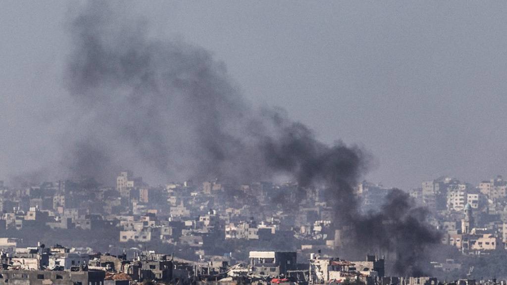 Rauch steigt nach dem Ende der Waffenruhe nach einem israelischen Luftangriff im Gazastreifen auf. Foto: Ilia Yefimovich/dpa