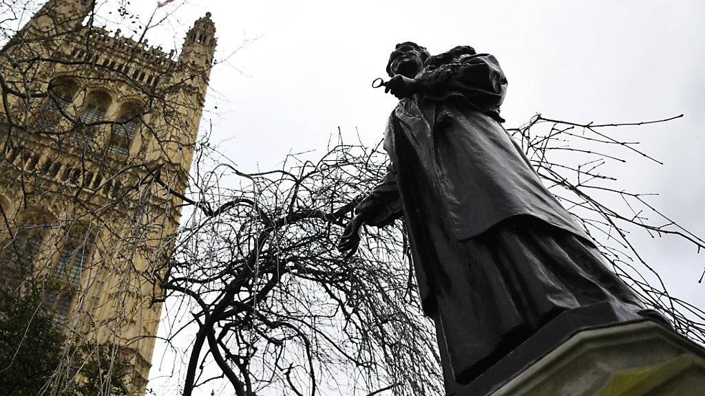 Eine Statue der Frauenrechtlerin Emmeline Pankhurst neben dem britischen Parlament. (Archiv)