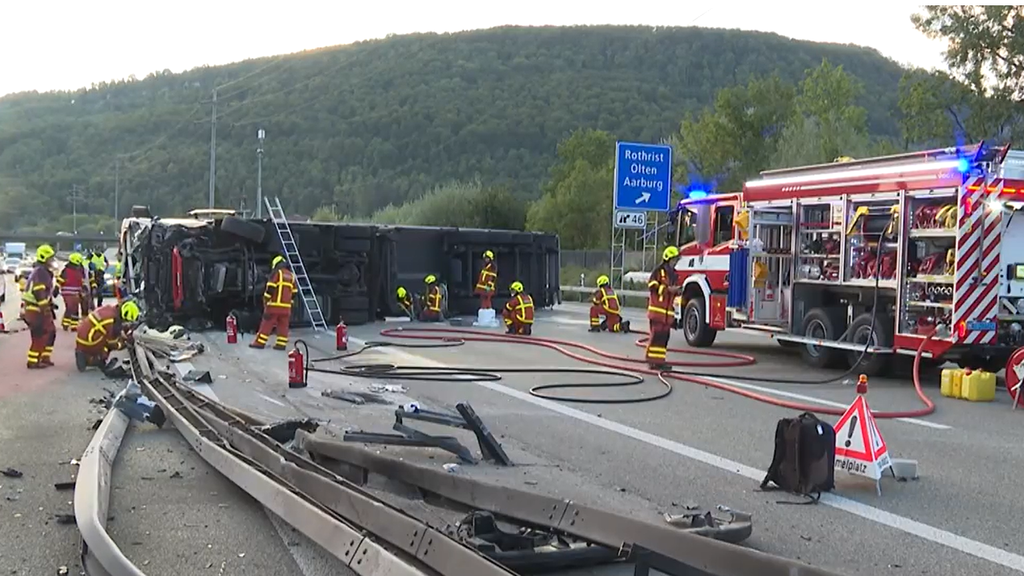 Lastwagen gekippt und quer über die Autobahn zum liegen gekommen: Lenkerin schwer verletzt
