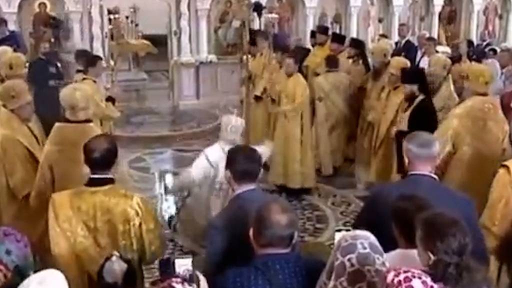 Russischer Patriarch Kirill rutscht bei Gottesdienst auf Weihwasser aus