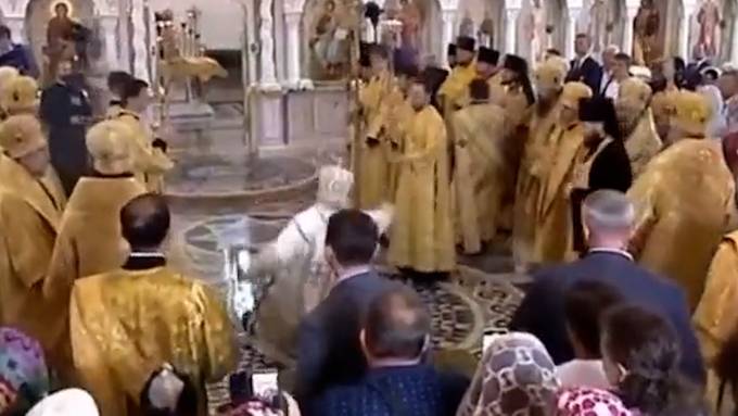 Russischer Patriarch Kirill rutscht bei Gottesdienst auf Weihwasser aus