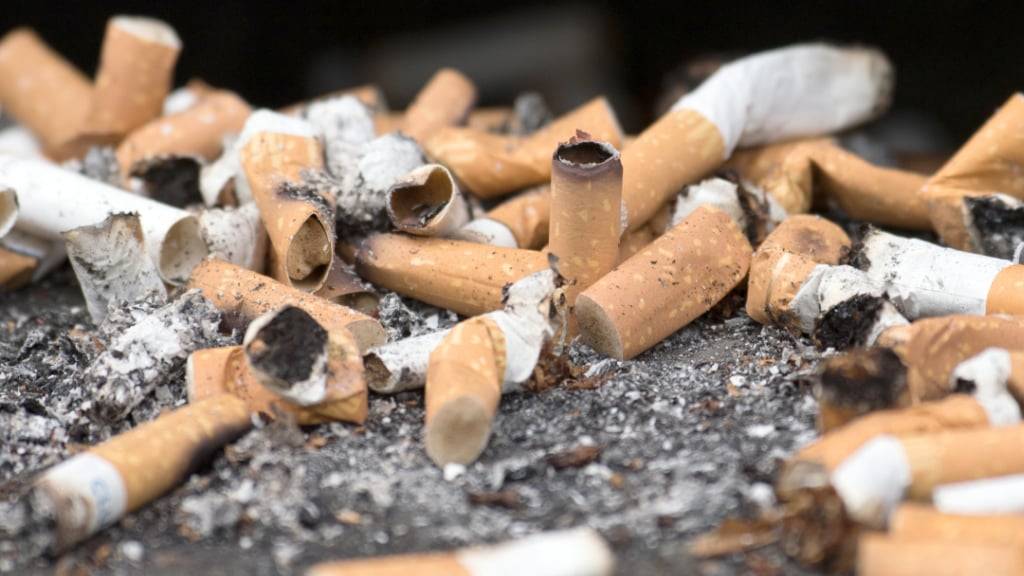 Frankreich verschärft sein Rauchverbot: Am Strand, an der Bushaltestelle oder im Park ist Rauchen jetzt tabu. Wer trotzdem zur Kippe greift, riskiert ein Bussgeld. (Archivbild)