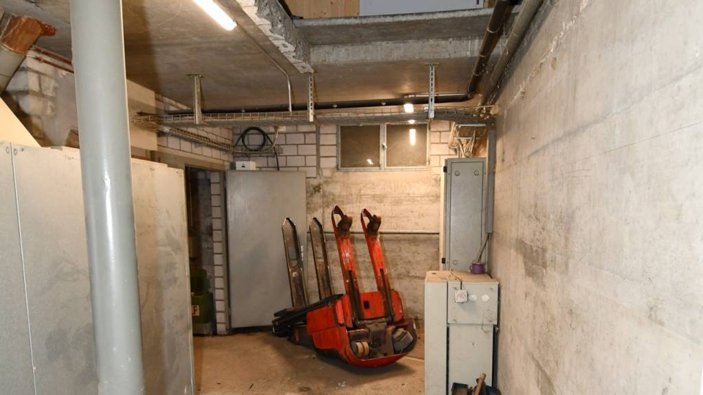 Der Mann fiel mit dem Stapler in die untere Etage des Gebäudes.