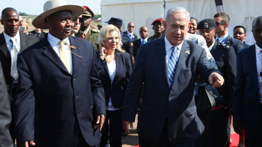 Netanjahu wurde von Präsident Museveni (mit Hut) am Flughafen Entebbe begrüsst.