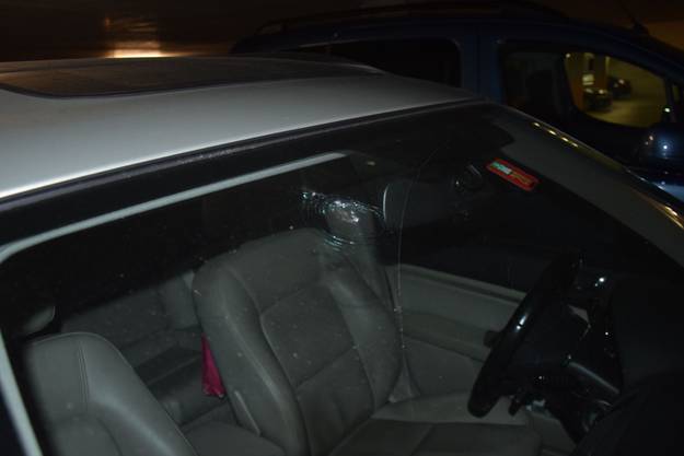 Oensingen SW, Nov. 14: An unknown perpetrator threw stones from the bridge into the motorway feeder.  Two vehicles were damaged.  No one was injured.