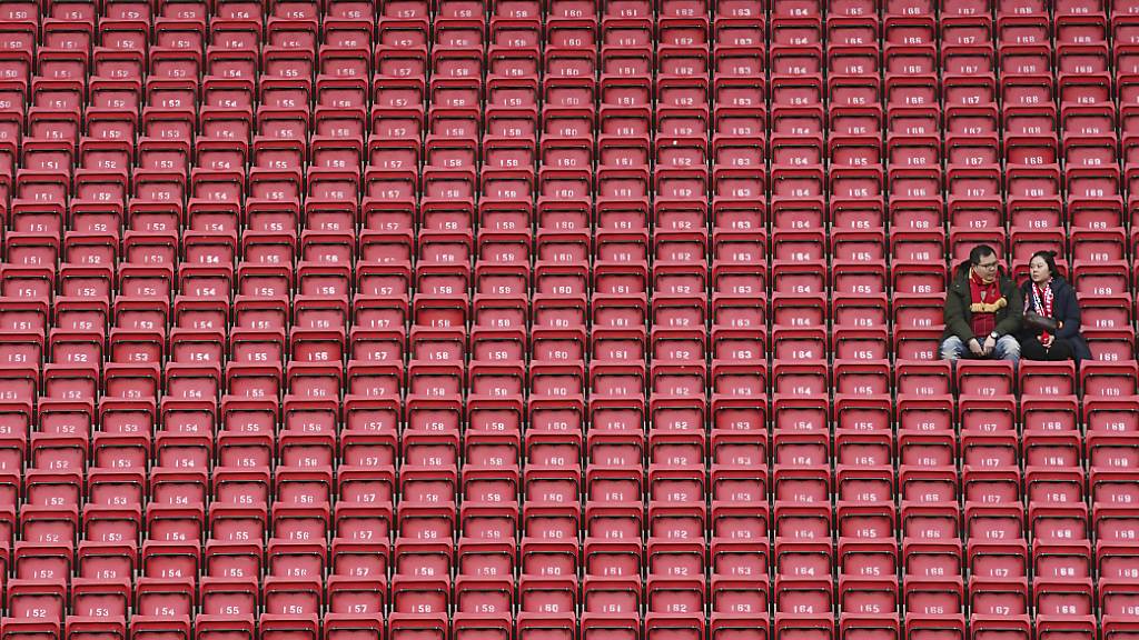 Die Fussballstadien in England bleiben auf unbestimmte Zeit leer