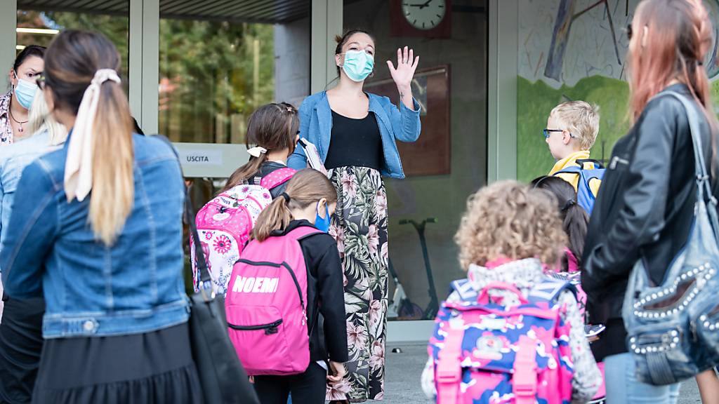Erwachsene müssen in der Stadt Luzern eine Maske tragen, sobald sie die Areale der Volksschulen betreten. (Symbolbild)