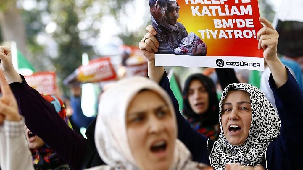 Wütende Demonstranten in der Türkei demonstrieren gegen die Luftangriffe auf Aleppo und das «Theater in der UNO», wo die Bemühungen um eine neue Waffenruhe bisher ergebnislos blieben.