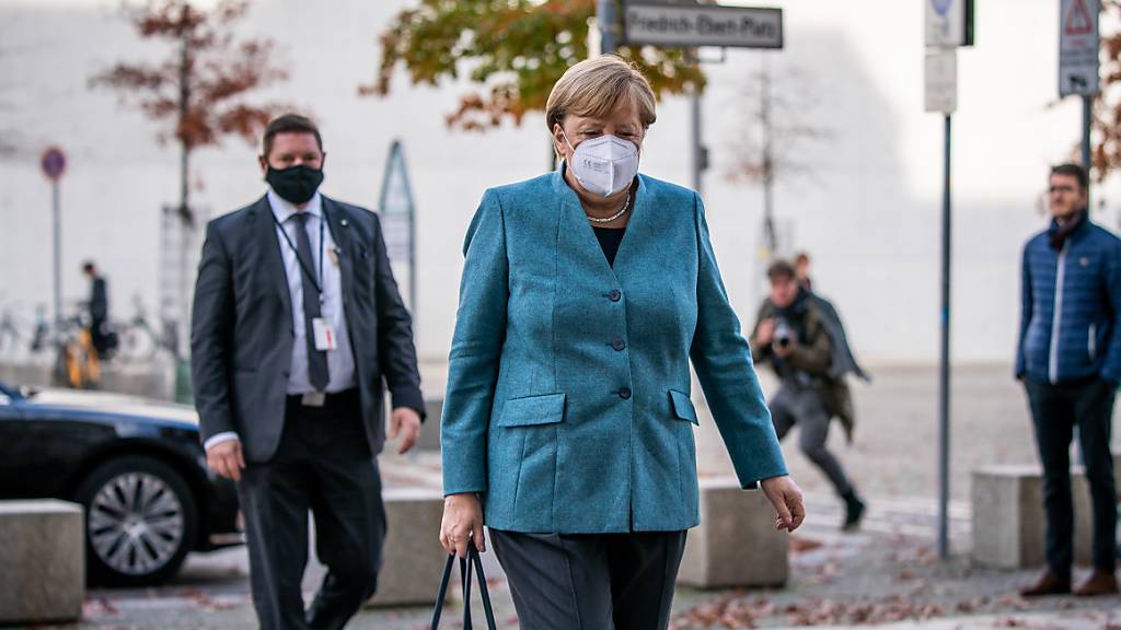 dpatopbilder - Bundeskanzlerin Angela Merkel (CDU) kommt mit Maske zur Sitzung der Unions-Bundestagsfraktion am Reichstagsgebäude an. Foto: Michael Kappeler/dpa
