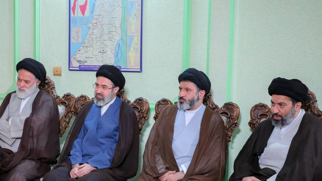 ARCHIV - Die vier Söhne des getöteten Ajatollahs Ali Chamenei, Meysam Chamenei (r-l), Massud Chamenei, Modschtaba Chamenei und Mostafa Chamenei, treffen sich mit dem Hamas-Vertreter in Teheran im Hamas-Büro in Teheran. Foto: Iranian Supreme Leader's Office/ZUMA Press Wire/dpa