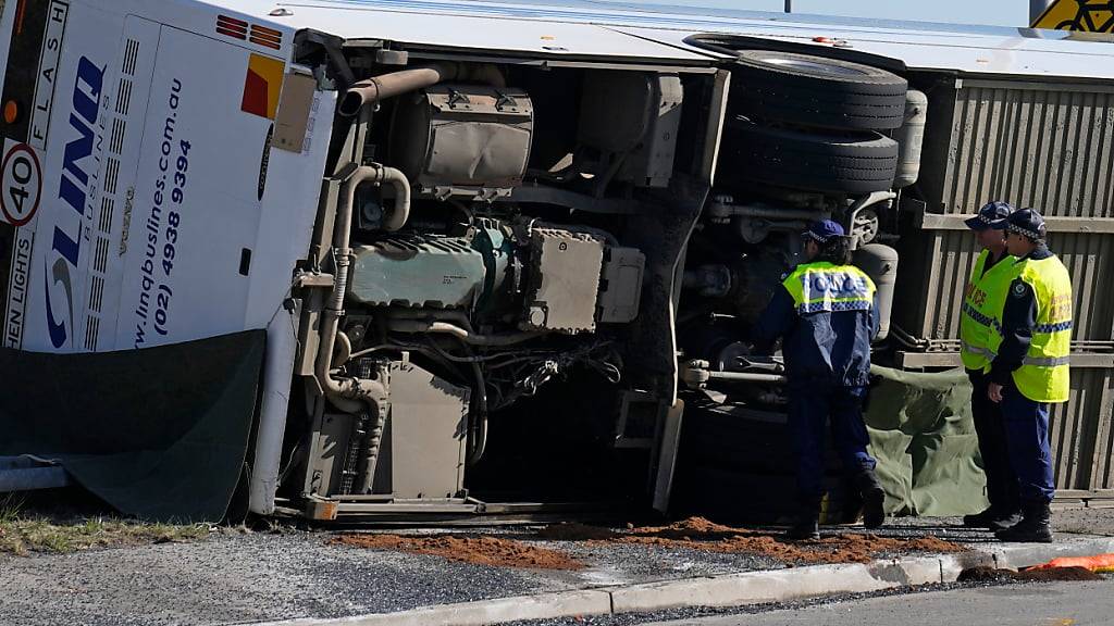 ARCHIV - Vor einem Jahr starben zehn Hochzeitsgäste bei einem Busunfall in Australien. Foto: Mark Baker/AP/dpa