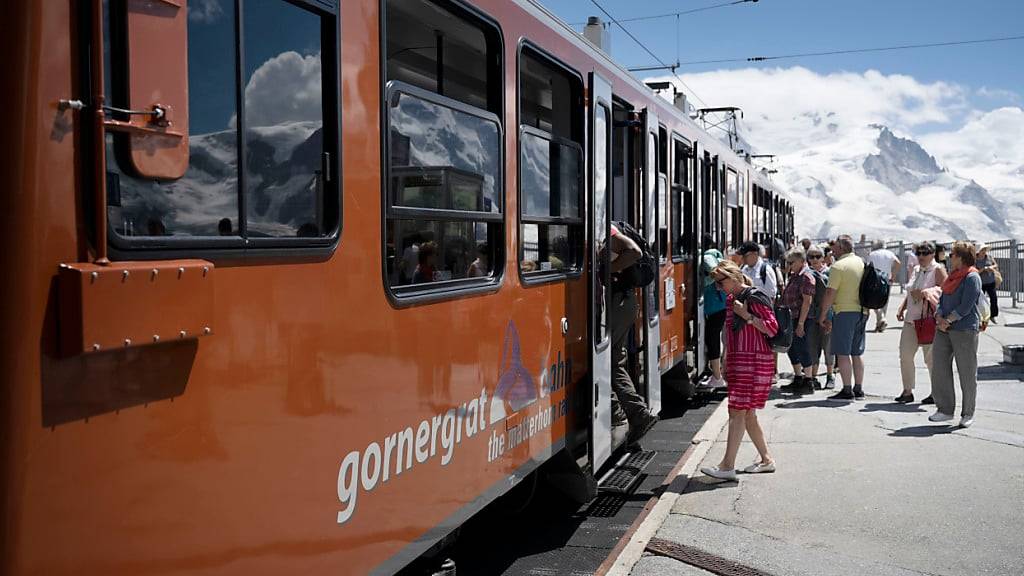 Touristen besteigen die Gornergratbahn am Bahnhof auf dem Gornergrat (Archivbild).