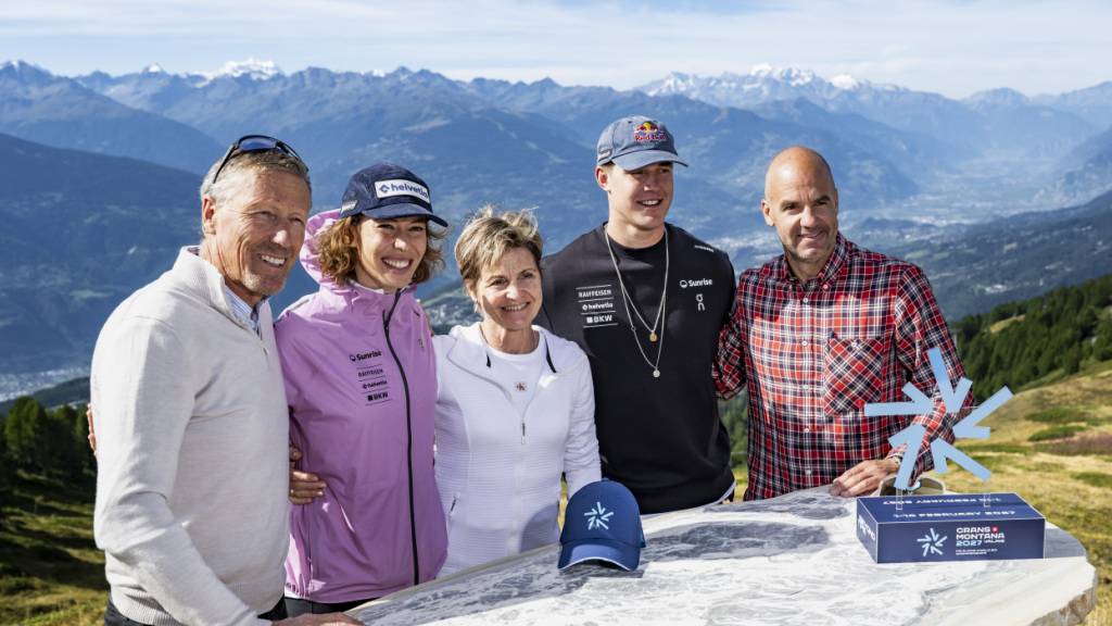 Pirmin Zurbriggen, Michelle Gisin, Erika Reymond-Hess, Franjo von Allmen und Didier Défago, der CEO der alpinen Ski-WM 2027, hoch über Crans-Montana (v.l.n.r.)
