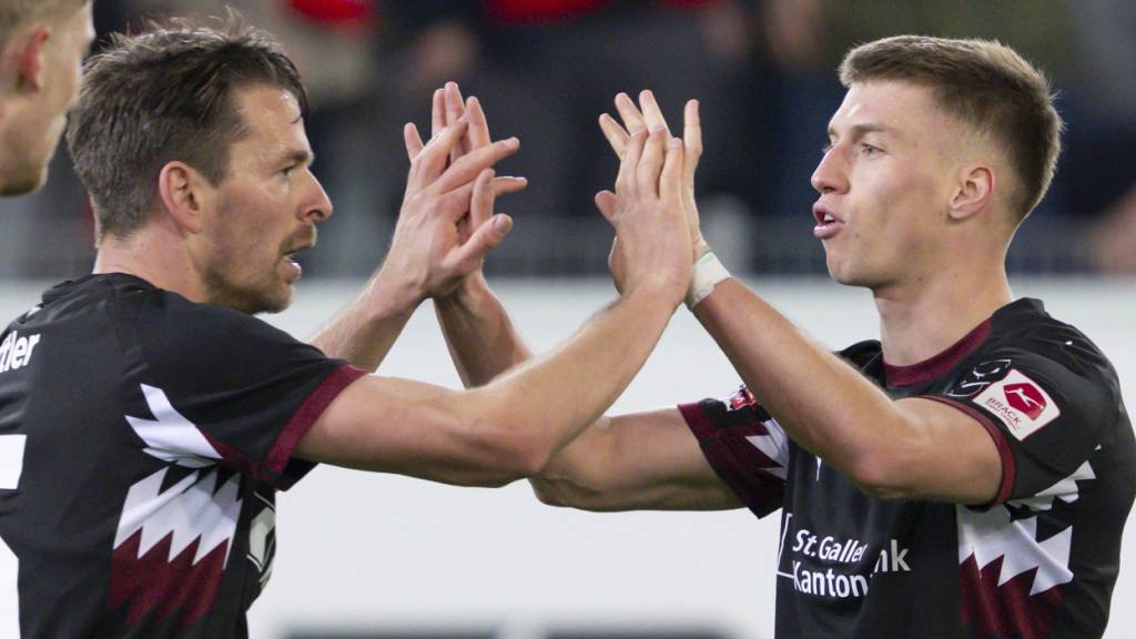 Lukas Görtler und Christian Witzig, die St. Galler Torschützen beim 2:2 in Thun, klatschen sich ab