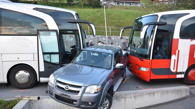 Auto von Bussen eingeklemmt