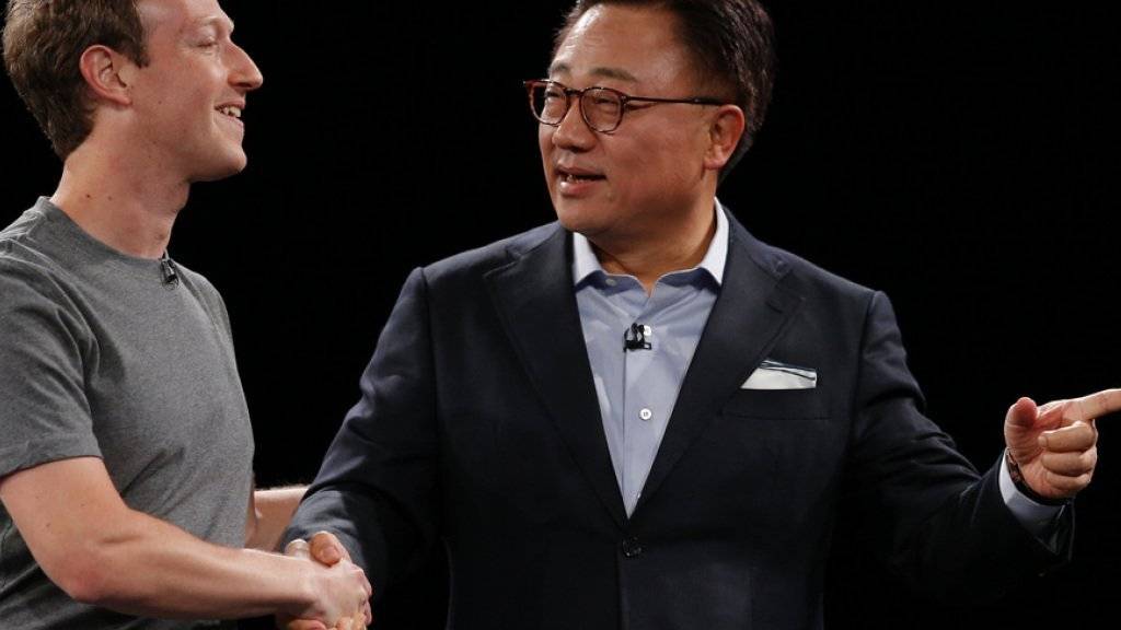 Facebook-Chef Mark Zuckerberg mit DJ Koh von Samsung.