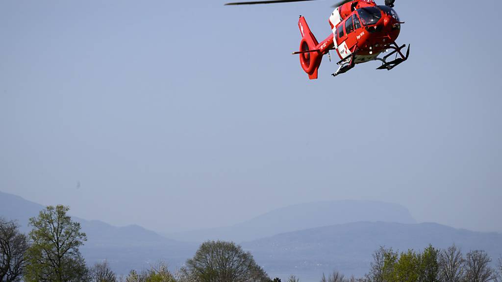 Ein Rettungshelikopter flog eine schwerverletzte Frau ins Spital. (Symbolbild)