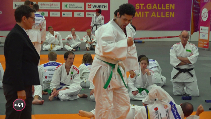 Rheintaler Judoka drückt Gegner auf die Matte