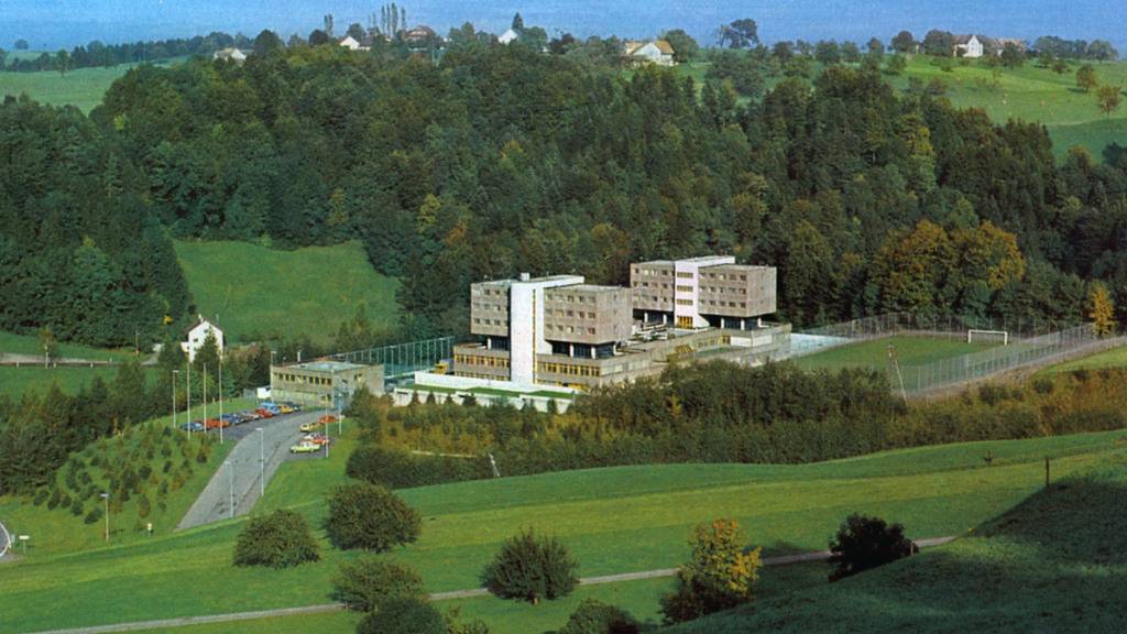 Die 1977 erbaute Interkantonale Justizvollzugsanstalt Bostadel in Menzingen ZG wird saniert und erweitert. Der Zuger Kantonsrat hat dazu grünes Licht gegeben. (Archivaufnahme)