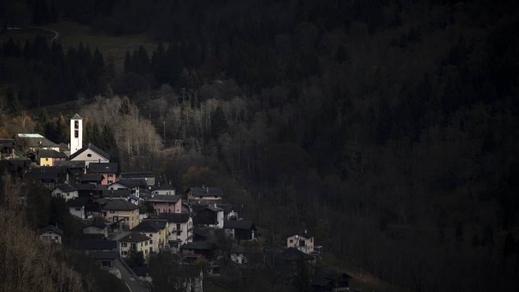 Strasse ins Bündner Calancatal von Schlammlawinen verschüttet