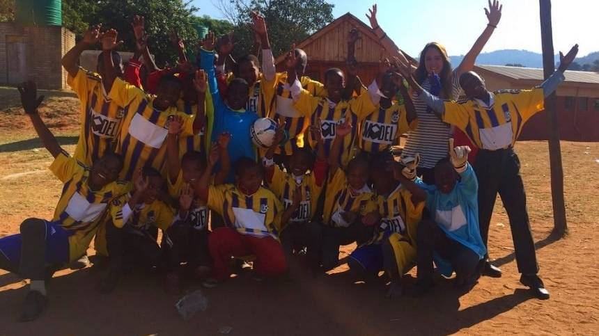 Das alte Dress der FC Au-Berneck Damen wechselt die Besitzer. Die südafrikanischen Kinder strahlen vor Freude über beide Backen.