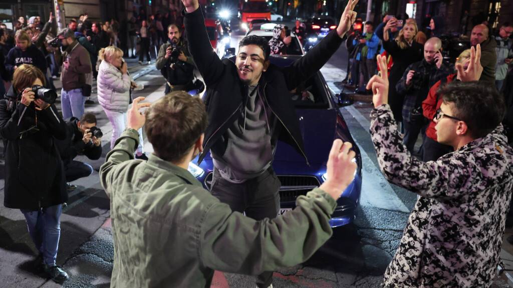 Jugendliche feiern nach Schließung der Wahllokale bei den Parlamentswahlen. Foto: Armin Durgut/AP/dpa