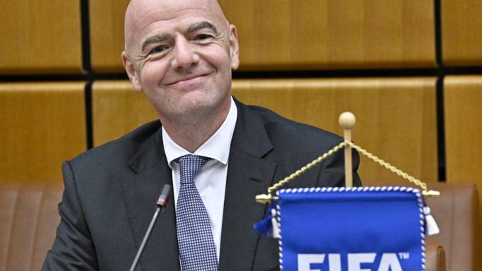 Millionen-Fonds gefordert: Aktion gegen Fifa-Chef in Brig