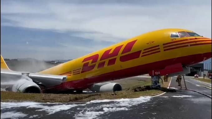 Frachtflugzeug bricht nach Notlandung in Costa Rica in zwei Teile