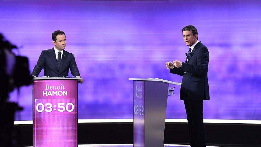 Die zwei verbleibenden Kandidaten der französischen Linken im TV-Duell: Benoît Hamon (links) und Manuel Valls debattieren vor der Stichwahl.