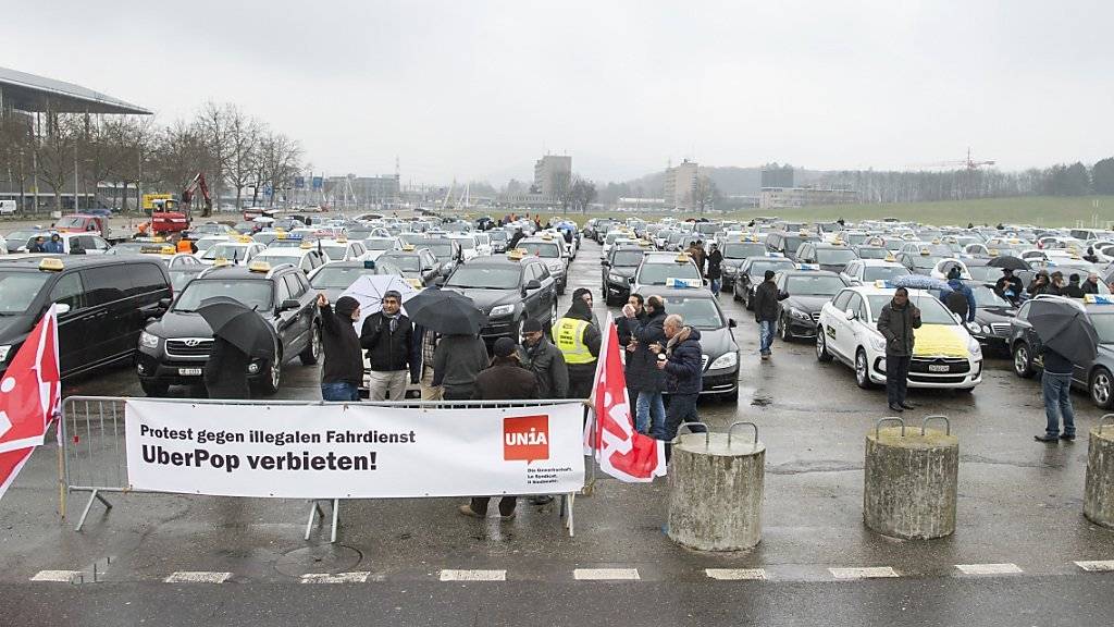 Hunderte Taxichauffeure versammelten sich in der Berner Allmend, um in einem Konvoi durch die Stadt Bern gegen den US-Fahrdienstanbieter Uber zu demonstrieren.