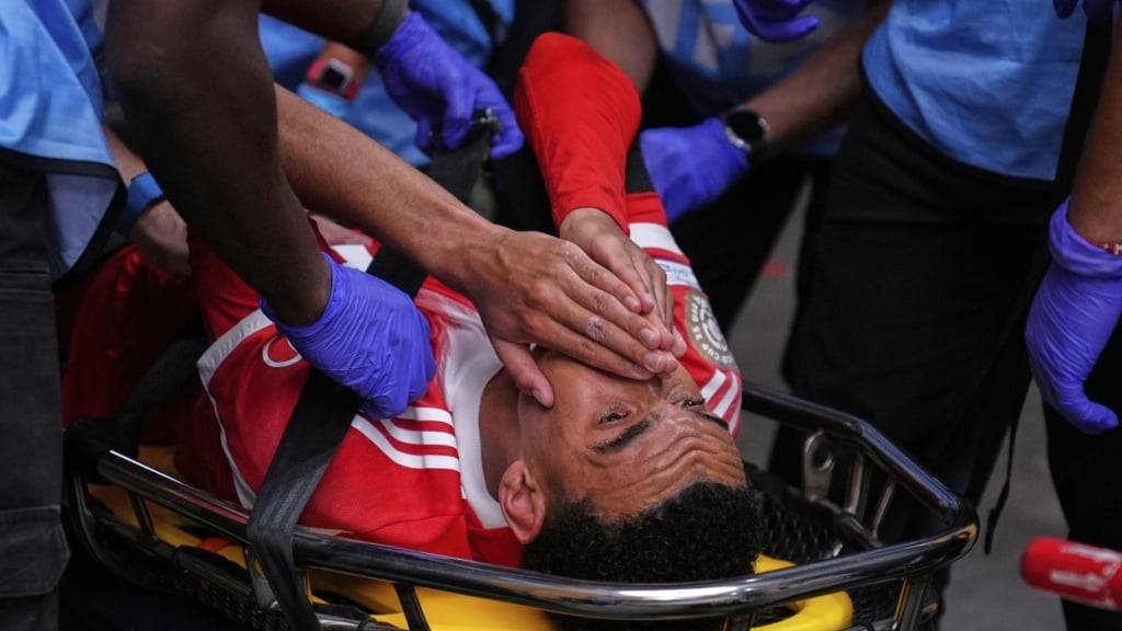 Jamal Musiala wird nach seiner schlimmen Verletzung an der Klub-WM vom Feld getragen