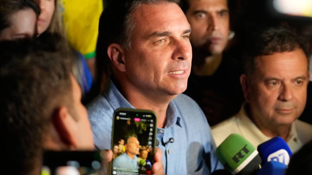 dpatopbilder - Der Präsidentschaftskandidat der Opposition, Senator Flavio Bolsonaro, spricht nach dem ersten Wahlgang der Präsidentschaftswahl. Die Präsidentenwahl in Brasilien wird sich in einer Stichwahl zwischen dem linken Amtsinhaber da Silva und dem rechten Senator Bolsonaro entscheiden. Foto: Eraldo Peres/AP/dpa