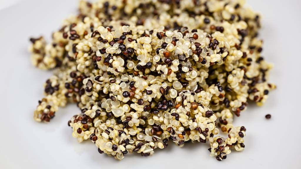 Quinoa enthält eine Menge Eisen, Folsäure, Magnesium, Zink und Mangan.