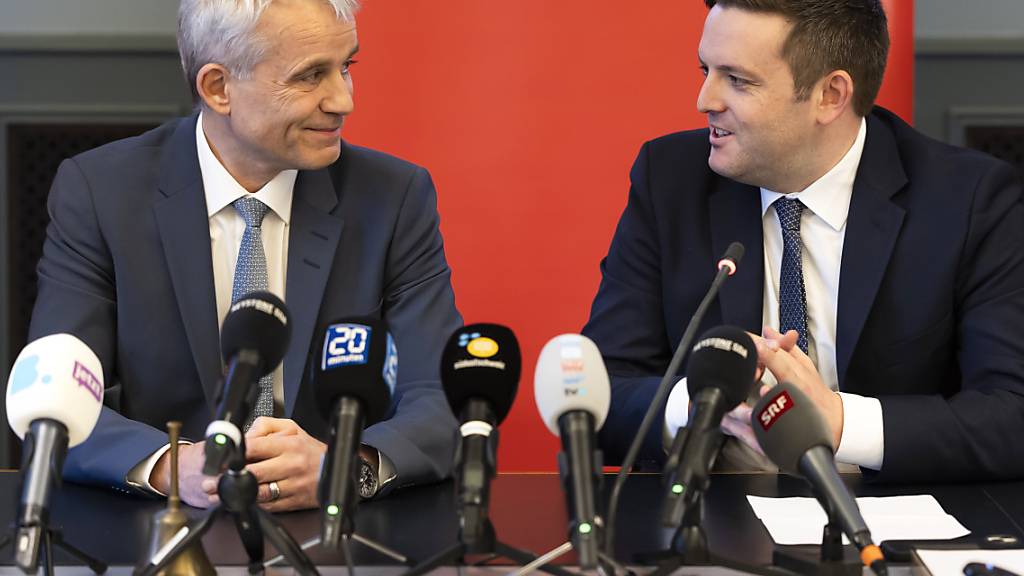 Beat Jans (links) und Jon Pult während einer Medienkonferenz der SP Schweiz Ende November.