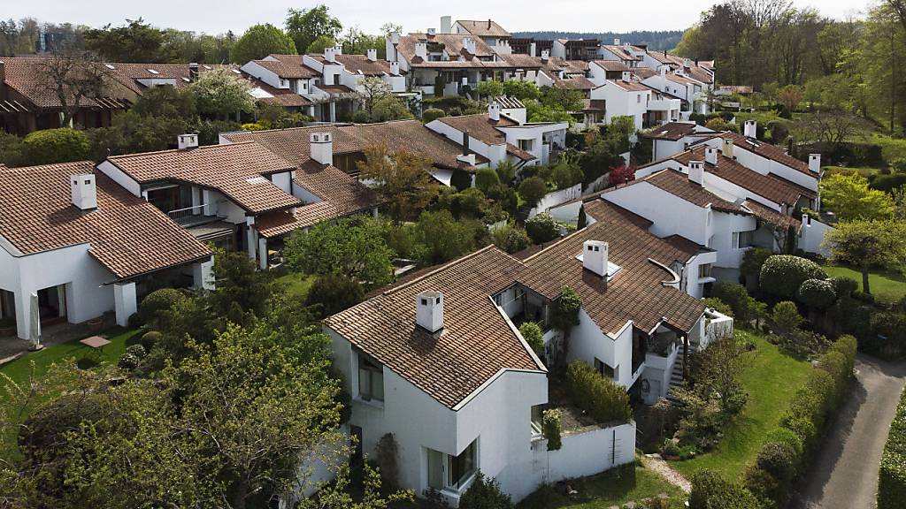 Die Preise für Wohneigentum sind im Mai weiter angestiegen. Sowohl für den Kauf von Einfamilienhäuser als auch von Eigentumswohnungen müssen Schweizerinnen und Schweizer tiefer in die Taschen greifen.(Archivbild)
