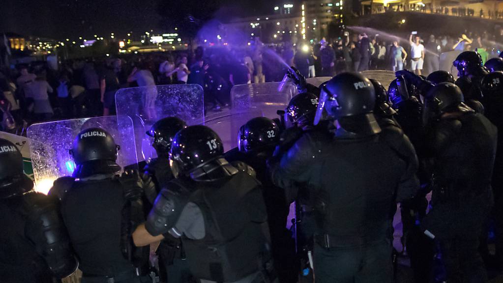Die Bereitschaftspolizei setzt Tränengas während einer regierungskritischen Kundgebung vor dem Parlamentspalast ein. Die Demonstranten bekunden ihren Unmut über die Corona-Beschränkungen. Foto: Mindaugas Kulbis/AP/dpa