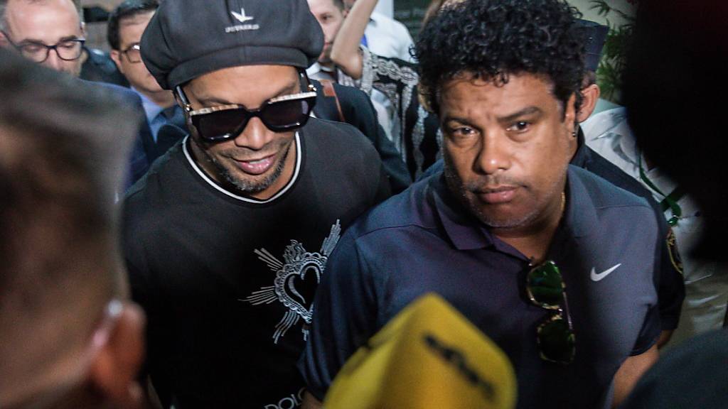 Der frühere brasilianische Fussballstar Ronaldinho und sein Bruder Roberto de Assis sind nach Brasilien zurückgekehrt. Sie sassen wegen gefälschten Pässen längere Zeit in Paraguay in Haft.