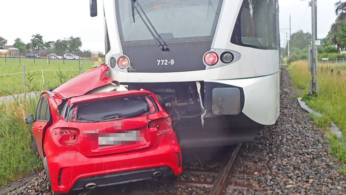 Zwischen Barrieren eingeschlossen – Zug rammt Auto