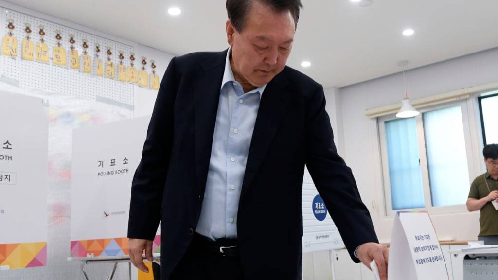 Der ehemalige südkoreanische Präsident Yoon Suk Yeol gibt seine Stimme bei der Präsidentschaftswahl in einem Wahllokal ab. Foto: Uncredited/Korea Pool via YONHAP/AP/dpa