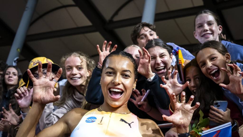 Trotz Müdigkeit: Audrey Werro nimmt sich Zeit, um mit den Fans die Löwenkrallen zu zeigen