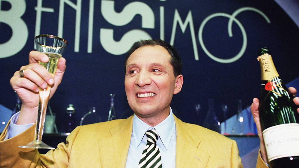 Beni Thurnheer mit Champagner in der 25. Benissimo-Sendung im Schweizer Fernsehen, aufgenommen am 5. April 1992. Der frühere Sportreporter und Showmaster feiert am 11. Juli seinen 75. Geburtstag. (Archivbild)