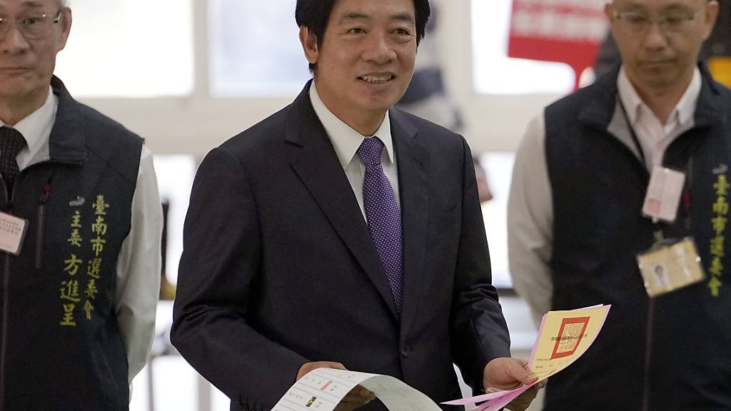 Lai Ching-te (M auch William Lai genannt), Präsidentschaftskandidat der regierenden Demokratischen Fortschrittspartei (DPP), in einem Wahllokal. Foto: Ng Han Guan/AP/dpa